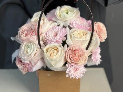 Цветы в сумочке N2 с ранункулюсами