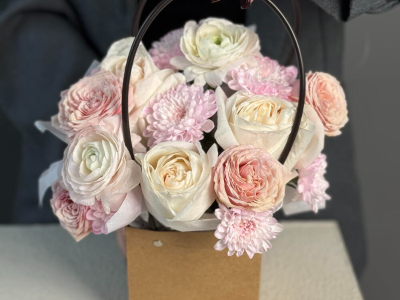 Цветы в сумочке N2 с ранункулюсами