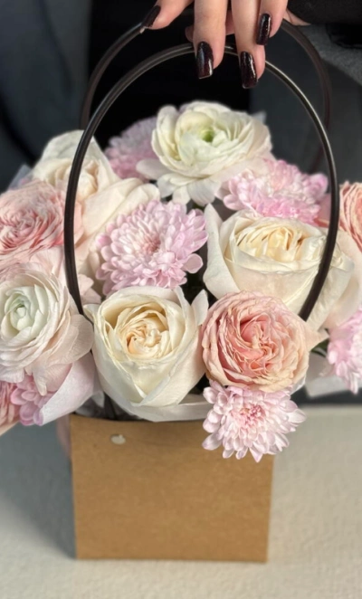 Цветы в сумочке N2 с ранункулюсами