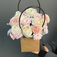 Цветы в сумочке N2 с ранункулюсами 1