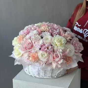 Корзина с ранункулюсами и ажурными розами