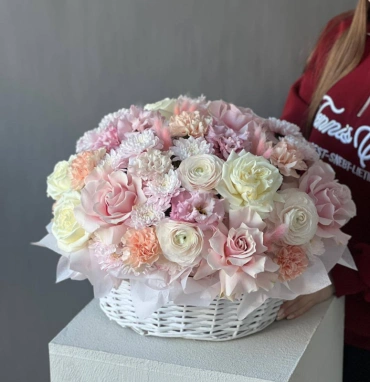 Корзина с ранункулюсами и ажурными розами