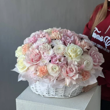 Корзина с ранункулюсами и ажурными розами