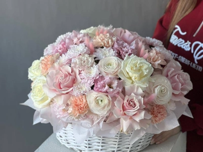 Корзина с ранункулюсами и ажурными розами