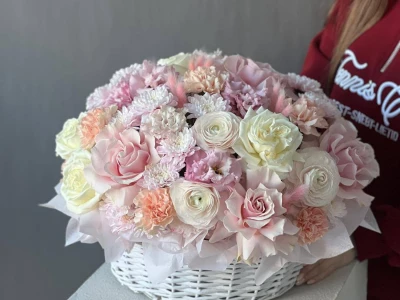 Корзина с ранункулюсами и ажурными розами