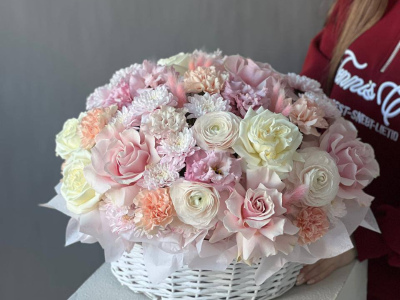 Корзина с ранункулюсами и ажурными розами