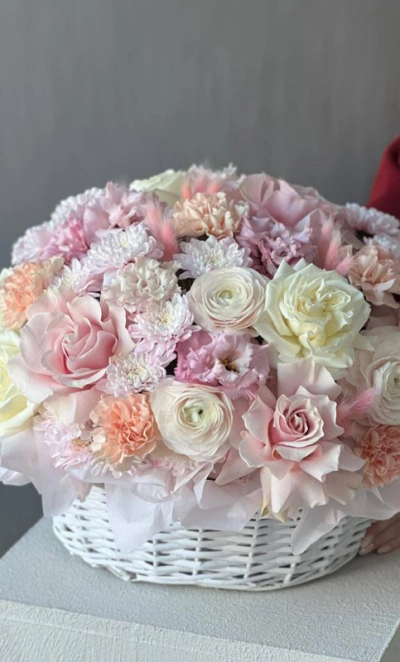 Корзина с ранункулюсами и ажурными розами