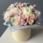 Композиция в коробке &laquo;Кремовый бриз&raquo; с ранункулюсами и маттиолой  4