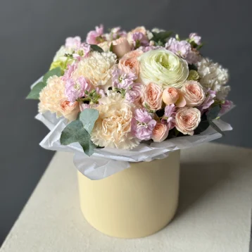 Композиция в коробке «Кремовый бриз» с ранункулюсами и маттиолой 