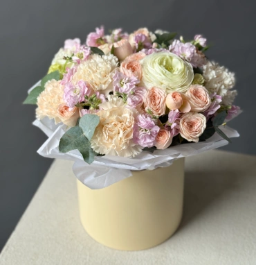 Композиция в коробке «Кремовый бриз» с ранункулюсами и маттиолой 