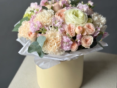 Композиция в коробке «Кремовый бриз» с ранункулюсами и маттиолой 