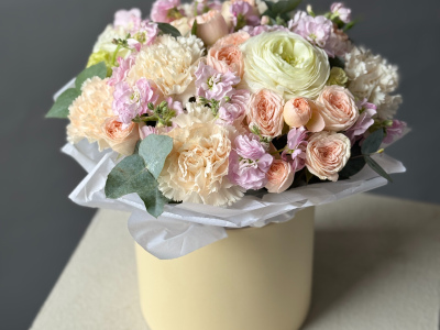 Композиция в коробке «Кремовый бриз» с ранункулюсами и маттиолой 