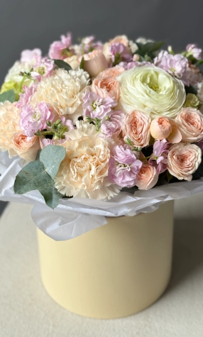 Композиция в коробке «Кремовый бриз» с ранункулюсами и маттиолой 