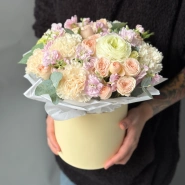 Композиция в коробке &laquo;Кремовый бриз&raquo; с ранункулюсами и маттиолой  1