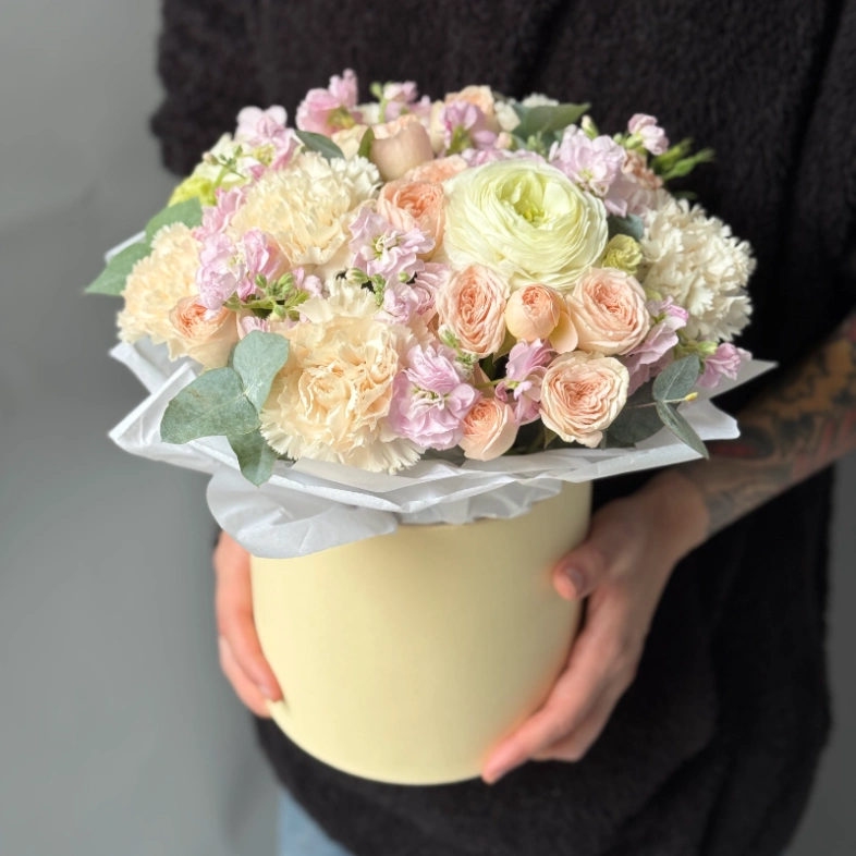 Композиция в коробке &laquo;Кремовый бриз&raquo; с ранункулюсами и маттиолой 