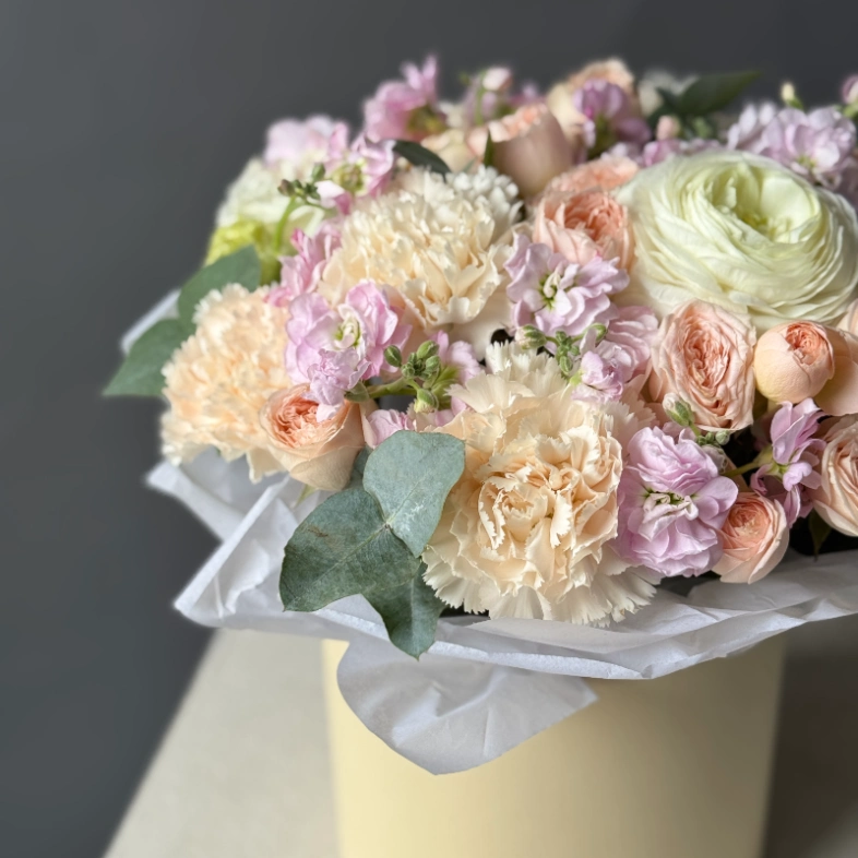 Композиция в коробке &laquo;Кремовый бриз&raquo; с ранункулюсами и маттиолой 