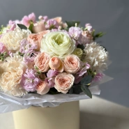 Композиция в коробке &laquo;Кремовый бриз&raquo; с ранункулюсами и маттиолой  3