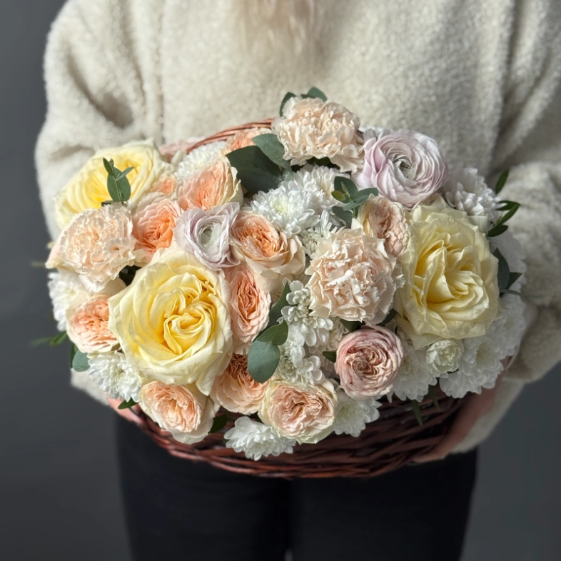 &laquo;Летнее лукошко&raquo; с ранункулюсами и парфюмированными розами