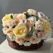 &laquo;Летнее лукошко&raquo; с ранункулюсами и парфюмированными розами 0