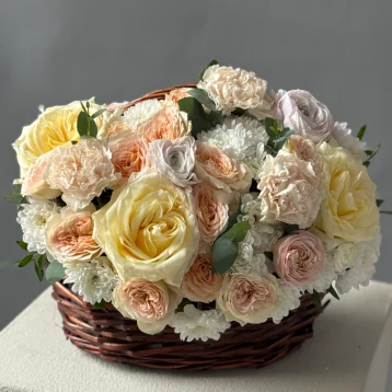 «Летнее лукошко» с ранункулюсами и парфюмированными розами
