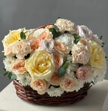 «Летнее лукошко» с ранункулюсами и парфюмированными розами