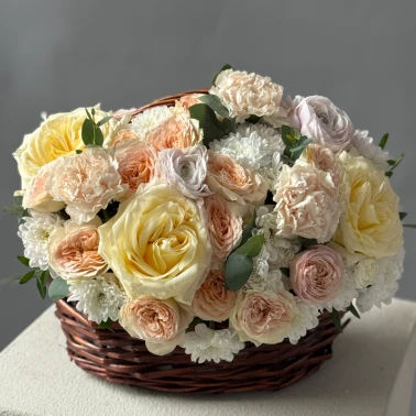«Летнее лукошко» с ранункулюсами и парфюмированными розами