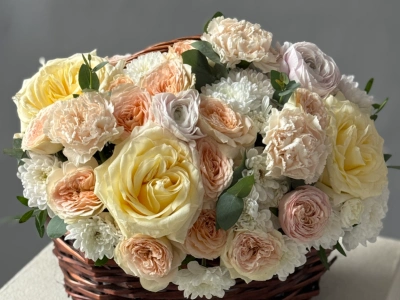 «Летнее лукошко» с ранункулюсами и парфюмированными розами