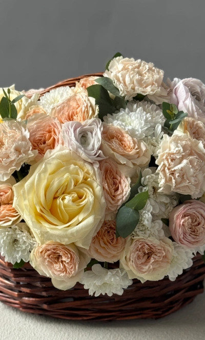«Летнее лукошко» с ранункулюсами и парфюмированными розами