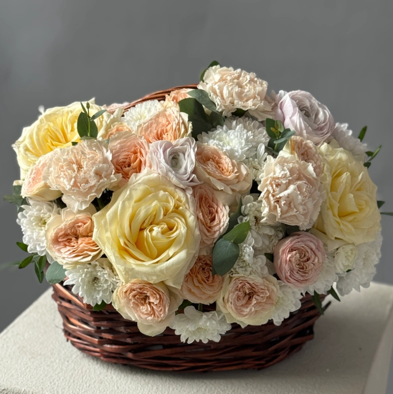 &laquo;Летнее лукошко&raquo; с ранункулюсами и парфюмированными розами