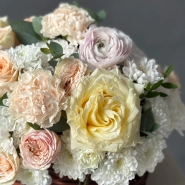 &laquo;Летнее лукошко&raquo; с ранункулюсами и парфюмированными розами 3