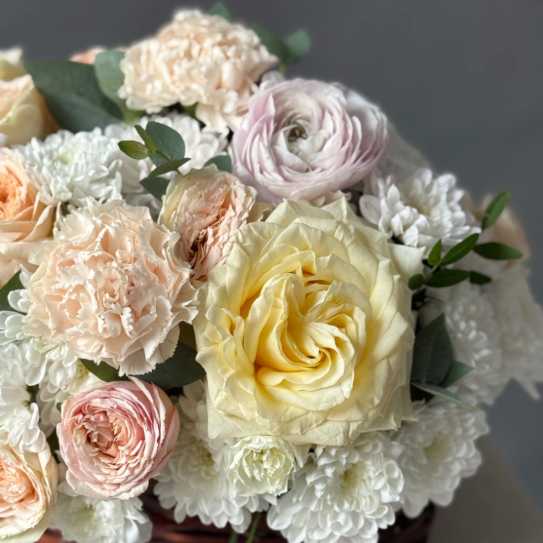 &laquo;Летнее лукошко&raquo; с ранункулюсами и парфюмированными розами