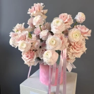 Роскошная композиция с королевскими ранункулюсами 1