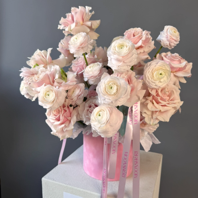 Роскошная композиция с королевскими ранункулюсами