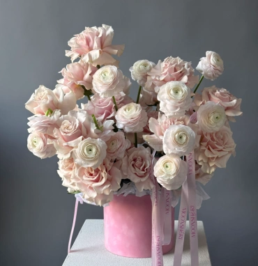 Роскошная композиция с королевскими ранункулюсами