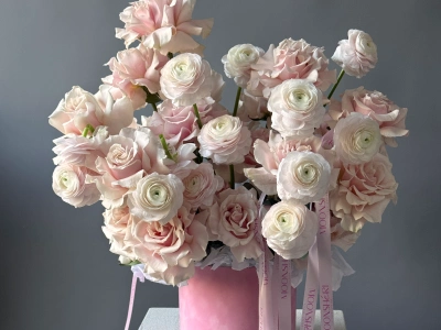 Роскошная композиция с королевскими ранункулюсами