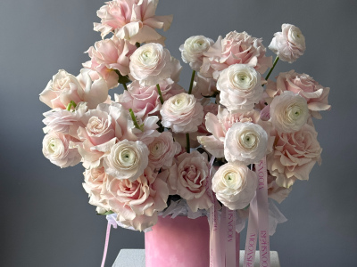 Роскошная композиция с королевскими ранункулюсами