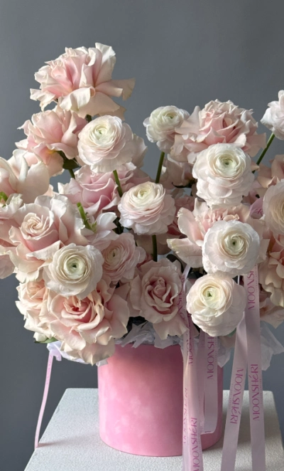 Роскошная композиция с королевскими ранункулюсами