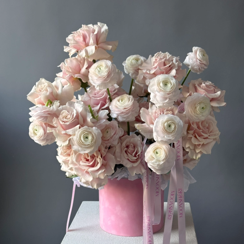 Роскошная композиция с королевскими ранункулюсами