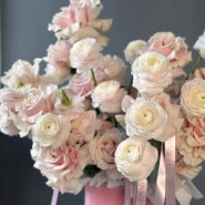 Роскошная композиция с королевскими ранункулюсами 2