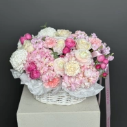 Королевская композиция: гортензии, ранункулюсы и диантусы 1