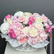 Королевская композиция: гортензии, ранункулюсы и диантусы 0