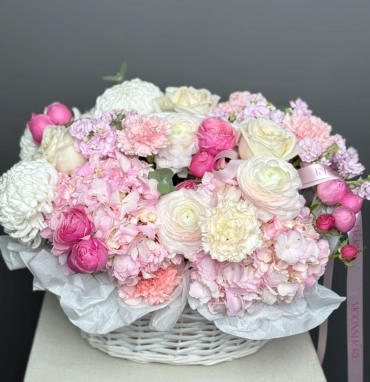 Королевская композиция: гортензии, ранункулюсы и диантусы