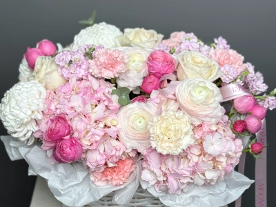 Королевская композиция: гортензии, ранункулюсы и диантусы