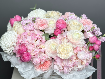 Королевская композиция: гортензии, ранункулюсы и диантусы