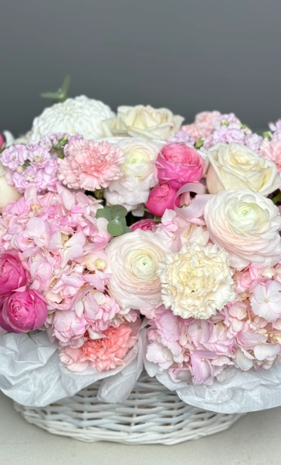 Королевская композиция: гортензии, ранункулюсы и диантусы