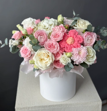 Композиция в шляпной коробке с сюрпризом (цветок ручной работы)