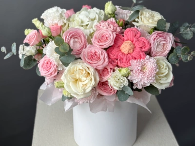 Композиция в шляпной коробке с сюрпризом (цветок ручной работы)