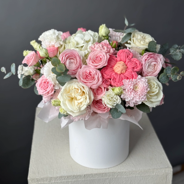 Композиция в шляпной коробке с сюрпризом (цветок ручной работы)