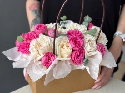 Сумочка с пионовидными розами