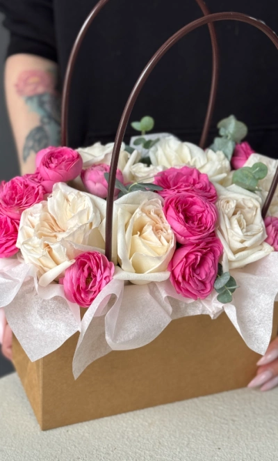 Сумочка с пионовидными розами